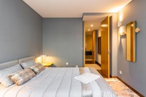 1 dormitorio con 1 cama blanca grande en una habitación en GuestReady - Freixo lux with Douro River view, en Oporto