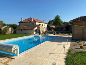 a swimming pool in front of a house at L'Envers in Abzac