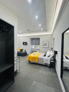 um quarto com uma cama com um cobertor amarelo em AD Vatican Luxury Rooms em Roma