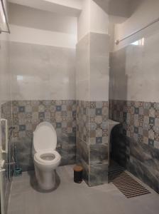 een badkamer met een toilet en een douche bij Hill Veu Home Bir Billing in Bir