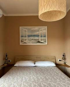 um quarto com uma cama e uma fotografia do oceano em Mare Fuori em Palau