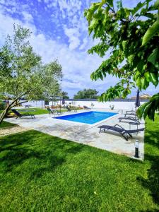 una piscina con vistas al agua en Holiday home Aprilis with pool, jacuzzi and sauna, en Galovac