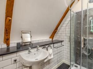 大雅茅斯的住宿－Little Barn At Bradwell Hall，一间带水槽和玻璃淋浴的浴室