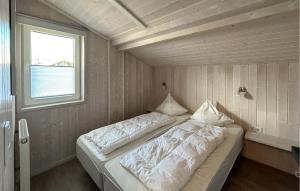 フリードリッヒシュコオクにあるFriedrichskoog-strandpark 4の窓付きの小さな部屋のベッド2台