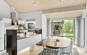 cocina y comedor con techo de madera en Stunning Home In Stege With Kitchen, en Stege