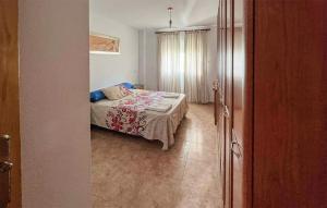 Giường trong phòng chung tại Stunning Apartment In Altea With Wifi