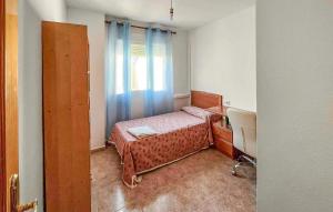 Giường trong phòng chung tại Stunning Apartment In Altea With Wifi +9 ảnh