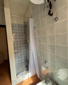uma casa de banho com chuveiro e cortina de chuveiro em Mare Fuori em Palau