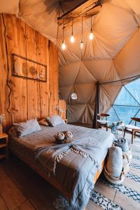 a bedroom with a bed in a tent at Green Noise Glamping in Fraijanes