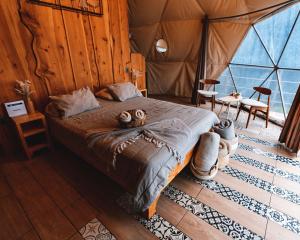 a bedroom with a bed in a tent at Green Noise Glamping in Fraijanes