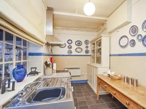 uma cozinha com pratos azuis e brancos na parede em Housekeepers Cottage - Uk47216 em Great Bolas