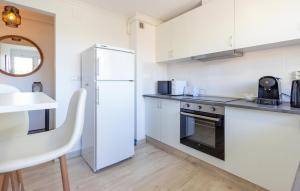 eine Küche mit weißen Geräten und einem weißen Kühlschrank in der Unterkunft Nice Apartment In El Campello With Wifi in El Campello