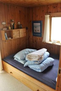 En eller flere senge i et værelse på Nøer.
