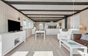ein Wohnzimmer mit einem Sofa und einem Tisch in der Unterkunft Beautiful Home In Martofte With Wifi in Martofte
