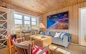 sala de estar con sofá y mesa en Awesome Home In Fan With House A Panoramic View, en Fanø