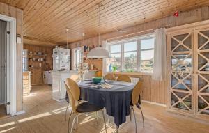 Köök või kööginurk majutusasutuses 3 Bedroom Gorgeous Home In Fanø