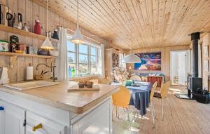 cocina y comedor con mesa y comedor en Awesome Home In Fan With House A Panoramic View en Fanø