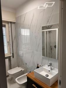 Ванна кімната в Andrea’s Lake View House - Bellagio