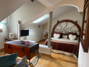 um quarto com uma cama grande e uma televisão em Hostería Las Fuentes em Rubayo