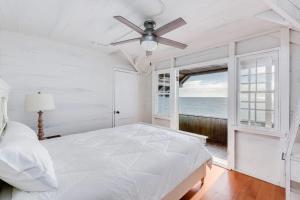 מיטה או מיטות בחדר ב-6.5-Acre Oceanfront Estate