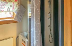 eine Dusche mit Glastür im Bad in der Unterkunft Cozy Home In Mora With Kitchen in Mora