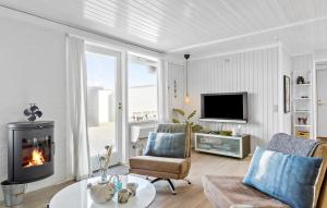Μια τηλεόραση ή/και κέντρο ψυχαγωγίας στο Two-Bedroom Holiday Home In Pandrup