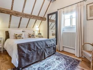 um quarto com uma cama grande e uma janela em Courtyard Cottage - Uk47218 em Great Bolas