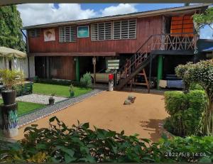 ein Haus mit einem unbefestigten Hof davor in der Unterkunft Résidence GreenArt Mamert et services in Porto-Novo
