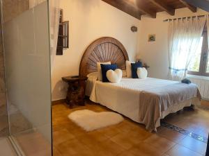 a bedroom with a large bed with blue pillows at Hostería Las Fuentes in Rubayo