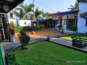 un jardín frente a una casa en Résidence GreenArt Mamert et services, en Porto Novo