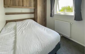 Postel nebo postele na pokoji v ubytování Pet Friendly Home In Lauwersoog