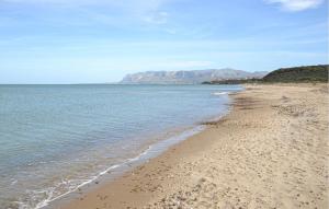 einen Strand mit Wasser und Bergen im Hintergrund in der Unterkunft Stunning Home In Trappeto With Wifi in Trappeto