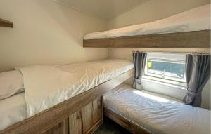 Postel nebo postele na pokoji v ubytování Pet Friendly Home In Lauwersoog