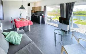 salon z kanapą i stołem w obiekcie Pet Friendly Home In Lauwersoog w mieście Lauwersoog