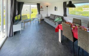 salon z kanapą i stołem w obiekcie Pet Friendly Home In Lauwersoog w mieście Lauwersoog