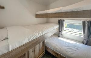 Een bed of bedden in een kamer bij Pet Friendly Home In Lauwersoog