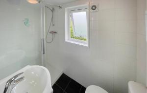 Een badkamer bij Pet Friendly Home In Lauwersoog