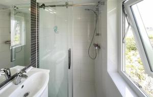 Een badkamer bij Pet Friendly Home In Lauwersoog