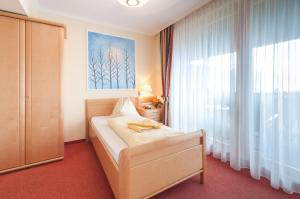 Postel nebo postele na pokoji v ubytování Hotel Landhof Simeter GMBH