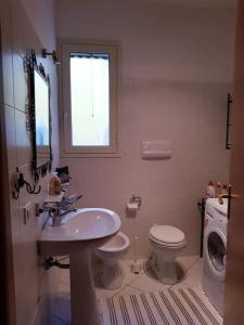 Et badeværelse på Rilassarsi a Orosei + 8 billeder