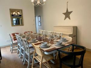 een eetkamer met een lange tafel en stoelen bij Victorian Beach Villa, Hunstanton Norfolk in Hunstanton