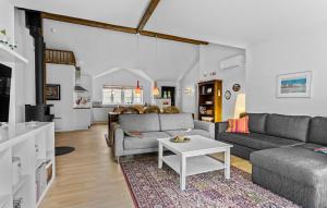 - un salon avec deux canapés et une table dans l'établissement Nice Home In Sby With Kitchen, à Sæby