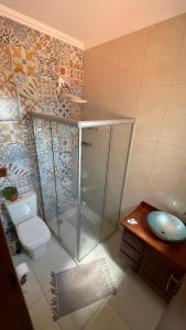 ein Bad mit einer Dusche, einem WC und einem Waschbecken in der Unterkunft Estalagem Nogueira in Cunha
