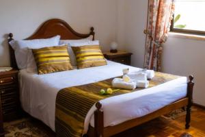 1 dormitorio con 1 cama con toallas en Charming Fátima House, en Fátima