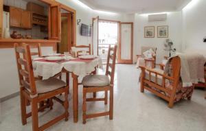 a kitchen and dining room with a table and chairs at Stunning Apartment In Torrevieja With 2 Bedrooms, Wifi And Outdoor Swimming Pool in Torrevieja