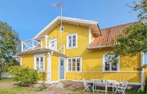 uma casa amarela com uma mesa em frente em Beautiful Home In Bergkvara With House Sea View em Bergkvara