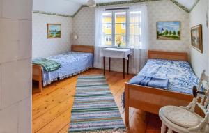 um quarto com 2 camas, um lavatório e uma janela em Beautiful Home In Bergkvara With House Sea View em Bergkvara