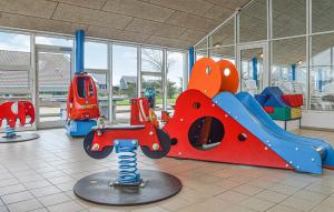 uma área de recreação infantil com escorrega e um parque infantil em 2 Bedroom Nice Home In Hemmet em Hemmet