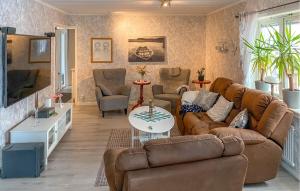 Gorgeous Home In Västervik With Wifi的电视和/或娱乐中心