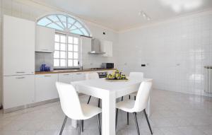 Cucina o angolo cottura di Nice Apartment In Angri With Wifi